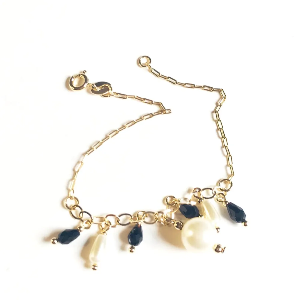 Charm pearls and beads 18kts of gold plated bracelet