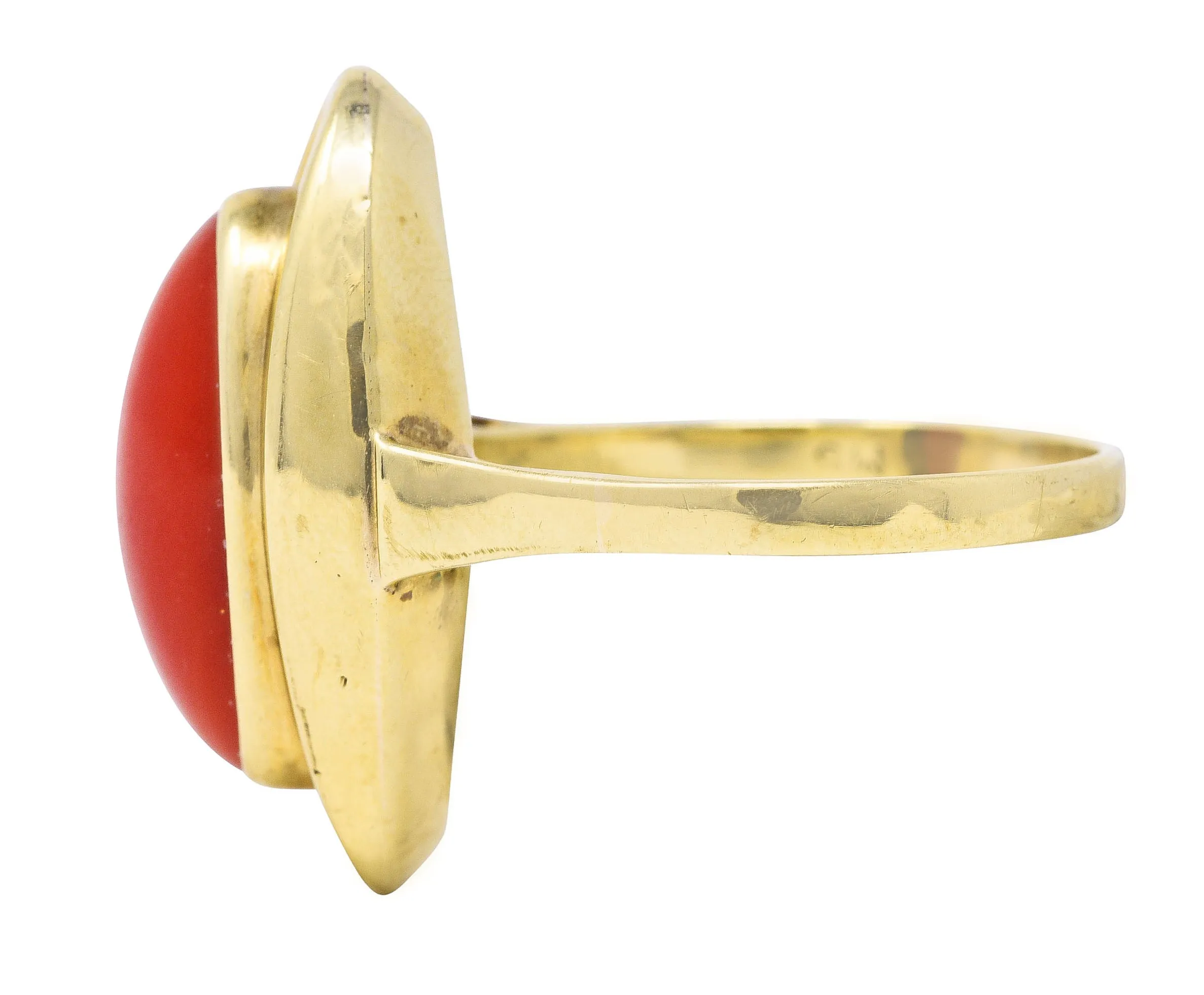 Retro Coral Cabochon 8 Karat Yellow Gold Gemstone Ring