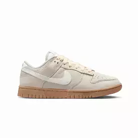 WMN'S DUNK LOW SE 'LT OREWOOD BRN/SAIL-GUM LIGHT BROWN'